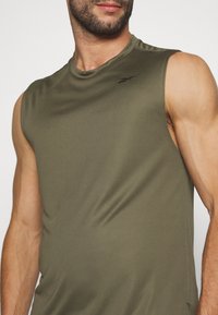 Reebok TRAIN SLEEVELESS TECH T-SHIRT - Tops - army green
