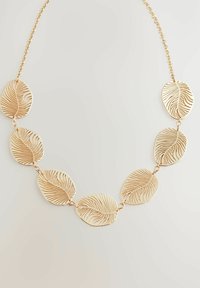 Goldene Halskette mit blattförmigen Gliedern und kunstvollen erhabenen Mustern, verbunden durch kleine Ketten und mit einer glatten metallischen Textur.