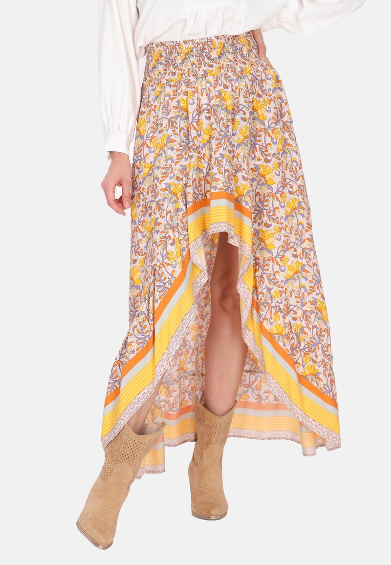 Blumen Maxikleid mit asymmetrischem Saum, das gelbe und orangefarbene Akzente aufweist, mit gerafftem Taillenbund und Spitzenbesatz am Rand.