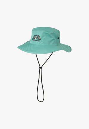 Turquoise brede emmerhoed met berglogo, verstelbare zwarte kinband en ventilatiegaatjes aan de zijkanten.