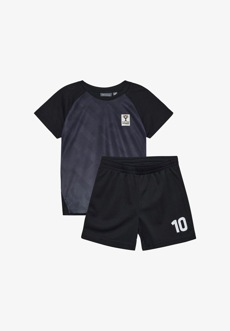 Ensemble de sport pour enfants en noir et gris foncé avec manches courtes, logo "United Winners" sur le haut, et numéro 10 imprimé sur le short.