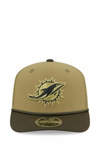 Khakifarbene Baseballmütze mit einem gestickten Delfin-Logo in Gelb und Schwarz, verfügt über einen flachen Schirm und einen dehnbaren Snapback-Verschluss.