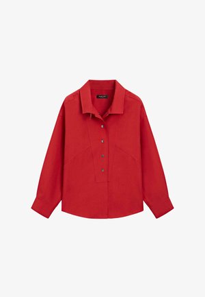 Camicia rossa a maniche lunghe con colletto largo e cinque bottoni a pressione metallici visibili sul davanti, vestibilità leggermente ampia.