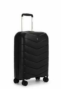 Černý tvrdý kufr se vzorem v rybí kosti, teleskopická stříbrná rukojeť a čtyři černá kola pro snadnější pohyb. Zapínání na zip.