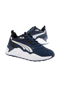 Sneakers atletici blu navy in materiali mesh e suede, con accenti bianchi, colletto imbottito e suola bianca spessa. Design con lacci e linguetta posteriore.