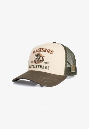 Beige og olivengrøn trucker cap med teksten "BLACKSKIES RATTLESNAKE EST. 2009" og en tegneslanger med cowboyhat broderet på fronten.