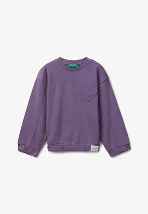 Sudadera morada de manga larga, con cuello y dobladillo de canalé, que presenta un detalle de corazón bordado en el pecho y una etiqueta con el logo en la parte inferior.
