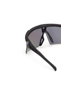 Gafas de sol deportivas negras con diseño envolvente, lentes de tono gris y agarres de goma texturizada en las orejas para mejorar el agarre. Montura ligera.
