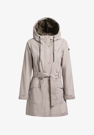 Beige wasserdichte Jacke mit tailliertem Schnitt, ausgestattet mit einer Kapuze, die mit Leopardenmuster gefüttert ist, und zwei Fronttaschen, glatte Textur.
