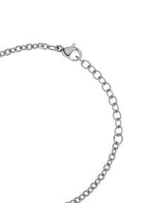 Bracciale in argento con maglie rotonde, dotato di un sicuro moschettone. Il metallo ha una finitura lucida e un design leggero.