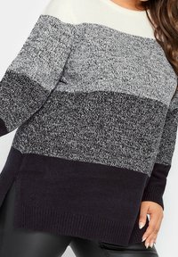 Stickad tröja med färgblockdesign; toppen är kr�ämfärgad, mitten grå och botten marinblå. Har en avslappnad passform och sidoficka.