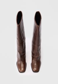 Braune Lederstiefel bis zum Knie mit einem lässigen Design, eckiger Zehenpartie und glatter Textur. Reißverschluss hinten für ein einfaches An- und Ausziehen.