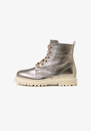 Bottes à chevilles métalliques dorées avec une finition texturée, semelle en caoutchouc beige, six œillets et lacets assortis pour un maintien sécurisé.