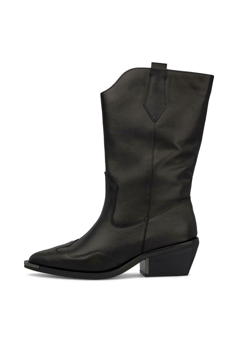 Bota vaquera de cuero negro con punta afilada, línea superior curvada y tacón cuadrado. Presenta detalles de costura y una lengüeta para facilitar su uso.