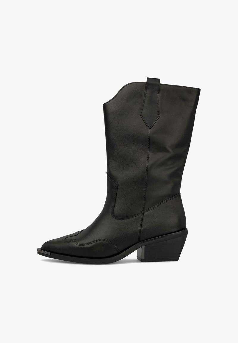 Botte de cowboy en cuir noir avec un bout pointu, une ligne supérieure courbée et un talon carré. Présente des détails brodés et une sangle pour un enfilage facile.