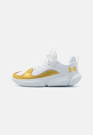 Chaussure de sport blanche avec des accents dorés, panneaux en tissu mesh et semelle en caoutchouc texturé. Présente un design en superposition et le logo Under Armour.
