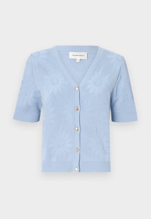 Lichtblauwe gebreide cardigan met een V-hals, korte mouwen en bloemenpatronen. Heeft goudkleurige hartvormige knopen langs de voorkant.