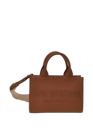 Brun Love Moschino håndtaske med to top-hanke, justerbar skulderrem og præget tekst "LOVE MOSCHINO Made with love" foran.