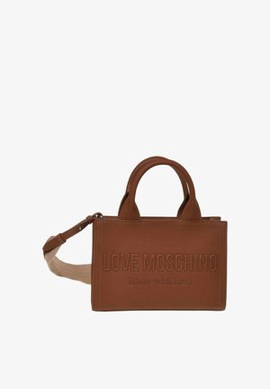 Brun Love Moschino håndtaske med to top-hanke, justerbar skulderrem og præget tekst "LOVE MOSCHINO Made with love" foran.