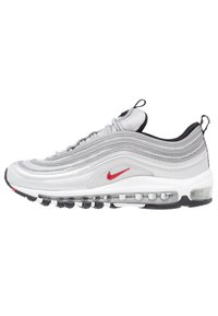 Tenisky Nike Air Max 97 s horním dílem z stříbrné síťoviny a kůže, černými akcenty, červeným logem a viditelnou podešví s vzduchovým odpružením.