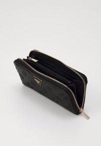 Portafoglio nero con texture e hardware dorato, dotato di molteplici scomparti e chiusura con cerniera. Motivo logo in rilievo discreto sulla parte esterna.