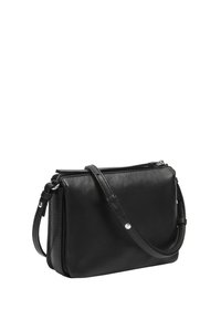 Borsa a tracolla nera in pelle con texture liscia, design piatto, chiusura con zip e tracolla regolabile. Presenta dettagli in metallo color argento.