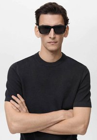 Mango ANDREW - Jednoduché tričko - black