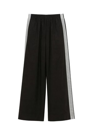 Pantalon noir à jambes larges avec taille élastique et rayures blanches verticales le long des côtés extérieurs de chaque jambe.