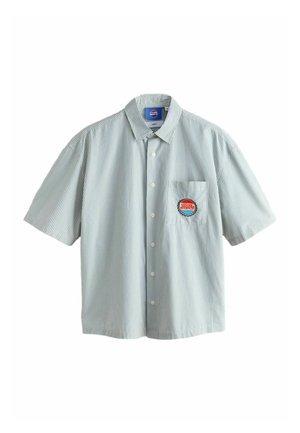 Kurzärmeliges Hemd zum Aufknöpfen mit dünnen vertikalen Streifen und einem roten und blauen runden Aufnäher auf der linken Brusttasche.