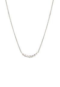 Sølvhalskæde med en bølget kædedesign, der har en glat, poleret stang med fem cirkulære accenter langs dens længde.