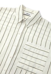 Chemise blanche à fines rayures verticales noires, conception boutonnée, col pointu et poche poitrine avec motif rayé assorti.