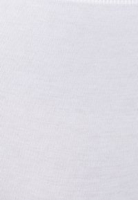 Tessuto bianco a coste con una texture liscia e una leggera lucentezza. Ideale per capi aderenti, presenta un design elasticizzato e sagomato.