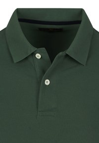 Donkergroene polo-shirt van een geweven stof met textuur, een klassieke kraag en twee witte knopen op de sluiting. Glad afwerking.