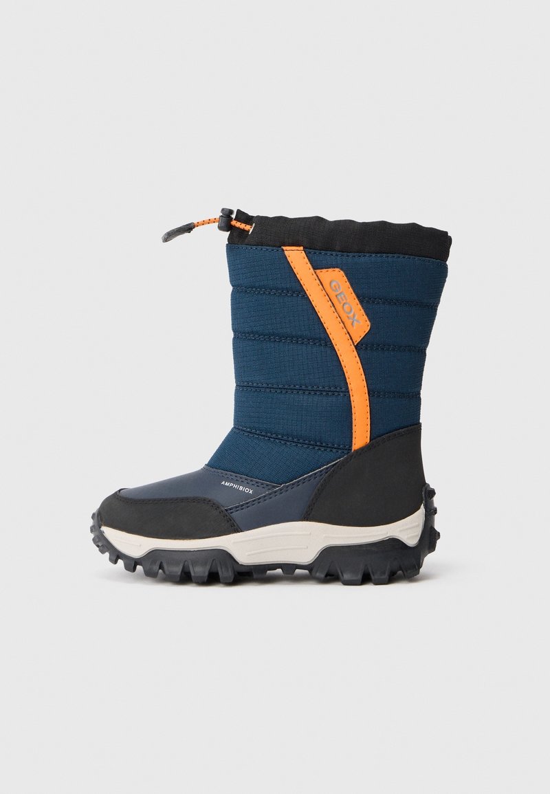 Botte d’hiver pour enfant bleu et noir avec languette orange, semelle épaisse à crampons, et bord avec cordon ajustable.