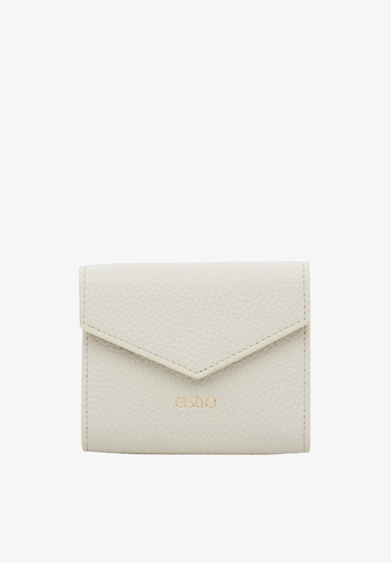 Bílá kožená peněženka s texturovaným povrchem, vybavená trojúhelníkovým klopovým uzávěrem a raženým zlatým logem. Kompaktní a obdélníkový design.