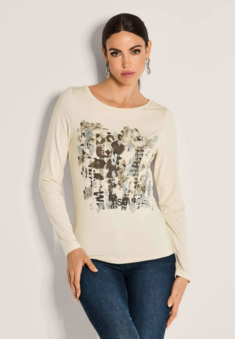 Langärmliges cremfarbenes Hemd mit einem abstrakten grafischen Design in Grau, Schwarz und Blau. Weicher Stoff mit Rundhalsausschnitt und slim Fit.