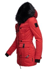 Rød isolert parka med svart kunstpelshette, som har flere lommer, innsnørt midje og svarte ribbede mansjetter.