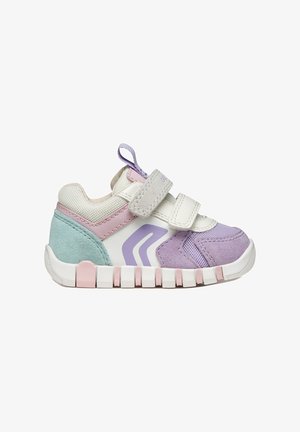 Sneaker in meerdere kleuren met een mix van mesh, suède en synthetische materialen. Het ontwerp bevat twee klittenbandsluitingen, een lusje en een textuurrijke zool.
