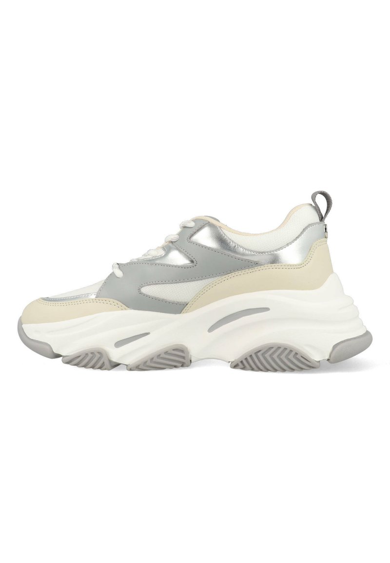 Sneaker mit einer klobigen weißen Sohle, grauem und metallisch silbernem Obermaterial aus Synthetik, runder Zehenform und Mesh-Details. Hinterer Zuglasche für einfaches Anziehen.
