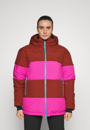 Pufferjack met een bruin en felroze kleurblokontwerp, voorzien van een blauwe ritssluiting, capuchon en twee zijzakken. Zachte, smooth textuur.
