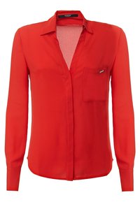 Blouse rouge à manches longues en tissu léger avec un col, une poche avant et une étiquette de marque sur la poche. Texture lisse et plate.