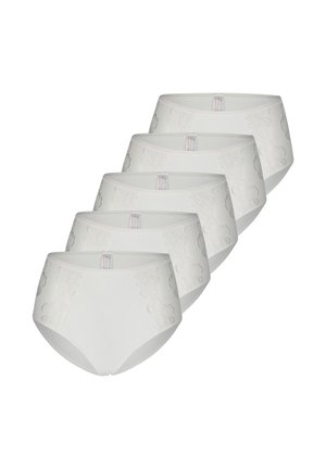 Fünf weiße Damen-Slips mit hohem Bund und floraler Spitzenverzierung an den Seiten, diagonal auf einem weißen Hintergrund gestapelt.