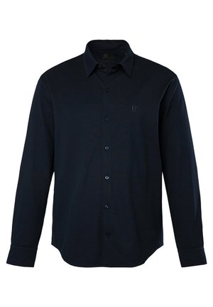 Granatowa koszula z długim rękawem, zapinana na guziki, wykonana z mieszanki bawełny, z wyraźnym kołnierzykiem, dyskretnym logo na piersi, pojedynczym mankietem, dopasowany fason.