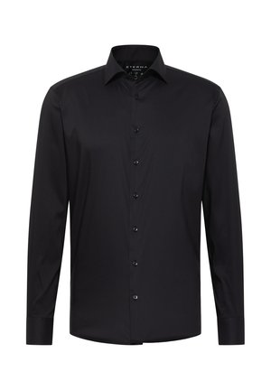 Chemise noire à manches longues avec un col décontracté, fermeture à boutons sur le devant, et une texture de tissu lisse et légèrement brillant. Aucun motif ni accent.