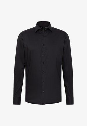 Schwarzes Langarmhemd mit entspannter Kragenform, durchgehender Knopfleiste und glatter, leicht glänzender Stoffoberfläche. Keine Muster oder Akzente.