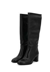 Stivali neri al ginocchio realizzati in pelle liscia. Presentano un tacco squadrato e un upper leggermente arricciato per un aspetto strutturato. Design a punta rotonda.
