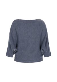 Sweter dzianinowy w ciemnoniebieskim kolorze o luźnym kroju, szerokim dekolcie łódkowym i rękawach o długości trzech czwartek. Teksturowana tkanina pokazuje lekką różnicę w odcieniu.