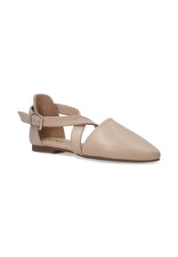 Beige Lederflatschuh mit spitzem Zehenbereich, einem Knöchelriemen, der mit einer Metallschnalle gesichert ist, und einer strukturierten Innensohle.