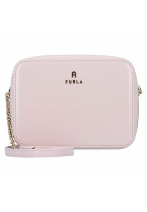 Zachte roze rechthoekige Furla polstas met goudkleurige kettingdetail en logo aan de voorkant tegen een witte achtergrond.