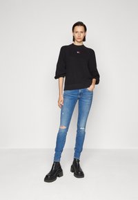 Tommy Jeans BADGE MOCKNECK SWEATER - Jersey de punto - black